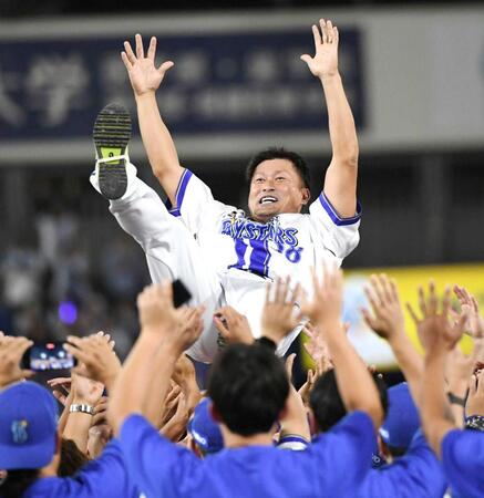 　胴上げされる森唯（撮影・佐藤厚）