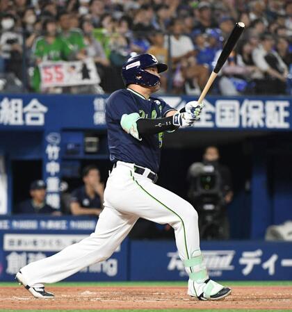 　３回、村上は右越えに２１号勝ち越し２ランを放つ（撮影・佐藤厚）