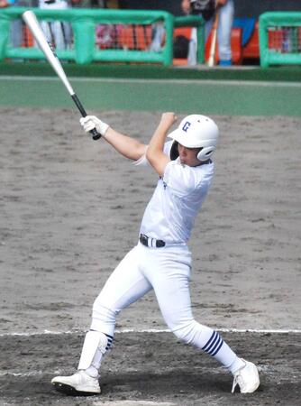 　鋭いスイングを見せる県岐阜商・横山（撮影・北村孝紀）