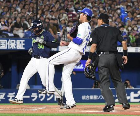 　７回、打者・内山の時、藤浪（右）が暴投し、三走・北村恵（左）が生還＝９月３０日