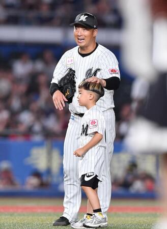 　始球式を務めた長男のリタくんの頭をなでる美馬＝９月３０日