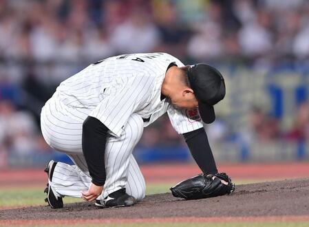 　１回、先頭の浅村から三振を奪うが、マウンドに膝をつき、痛みをこらえるしぐさを見せる美馬＝９月３０日