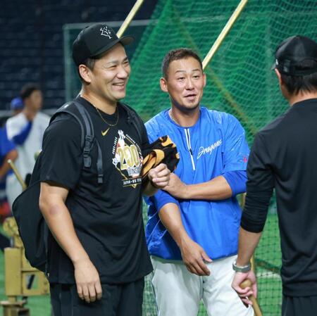 　談笑する中田と田中将（撮影・金田祐二）