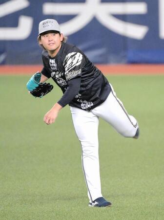 　試合前練習でキャッチボールする宮城（撮影・金居みつよし）