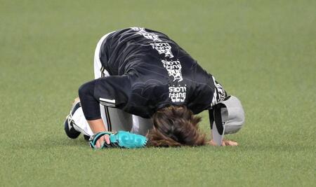 　キャッチボールで悪送球し土下座する宮城（撮影・金居みつよし）