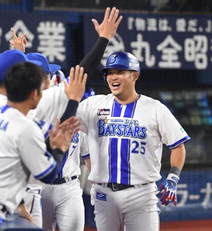 【写真】ドカーーーン！豪快！　バックスクリーンへ２ランを放つ筒香