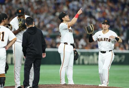 　６回、ボスラーの打球方向を指さす岡本（撮影・金田祐二）