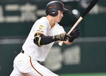 巨人・泉口が４打席全出塁で広島・小園を抜いて出塁率リーグトップに躍り出る　一塁側ベンチの選手が両手を突き上げて大喜び