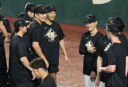 【写真】泣けるぅぅ！坂本に名球会のブレザーを着せてもらい握手する田中将