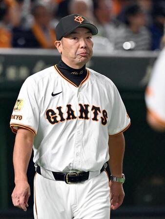　５回裏を終え、投手交代を告げた阿部監督