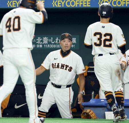 　１回、山瀬の２点打で生還した二走・浦田（右）らを迎える阿部監督