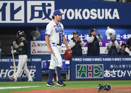 　２回、小川に勝ち越しの右犠飛を打たれ肩を落とすバウアー（撮影・佐藤厚）