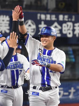 　１回、筒香は中越えに２０号２ランを放ち、笑顔でベンチに戻る（撮影・佐藤厚）