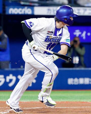 　１回、佐野が左前に先制打を放つ