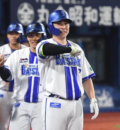 　６回、佐野は左越えに勝ち越しの１５号３ランを放ち「デスターシャ！」（撮影・佐藤厚）