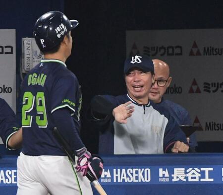 　２回、同点の右犠飛を放った小川（左）を笑顔で迎える高津監督（撮影・佐藤厚）