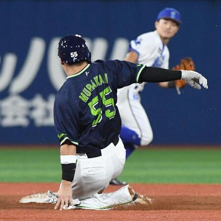 　３回、村上は二盗に成功する（撮影・佐藤厚）