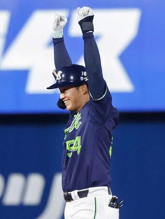 　２回、２点二塁打を放ちガッツポーズする田中