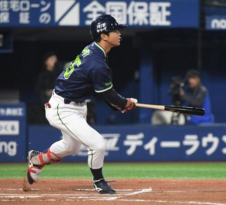 　６回、鈴木は中前に同点適時打を放つ（撮影・佐藤厚）