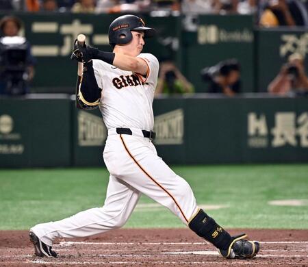 　４回、泉口が右前打を放つ