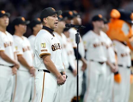 　最終戦後のセレモニーであいさつする阿部監督