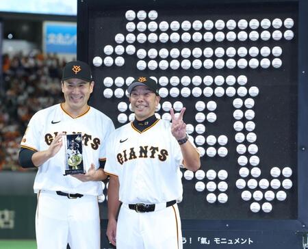 　田中将に記念品を贈った阿部監督（撮影・金田祐二）