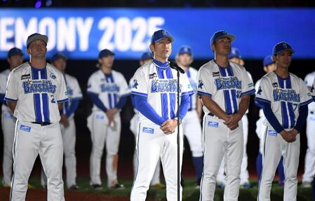 　ファンにあいさつする三浦監督（中央）＝撮影・佐藤厚