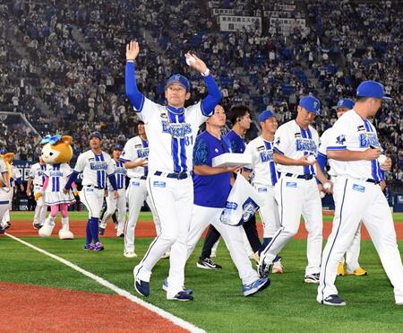 　場内を一周する三浦監督と選手たち（撮影・佐藤厚）