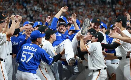 　両チームから胴上げされる中田（撮影・金田祐二）