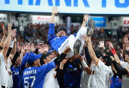 　両チームから胴上げされる中田（撮影・金田祐二）