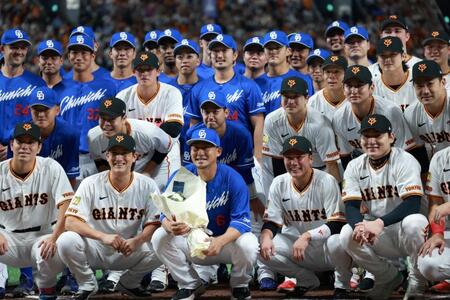 　記念撮影する中田（撮影・金田祐二）