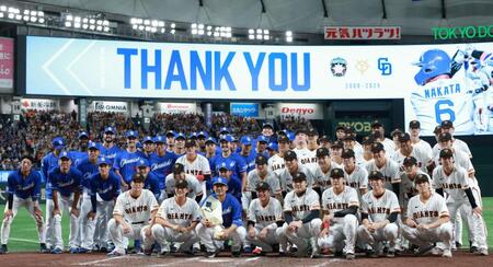 　記念撮影する中田（撮影・金田祐二）