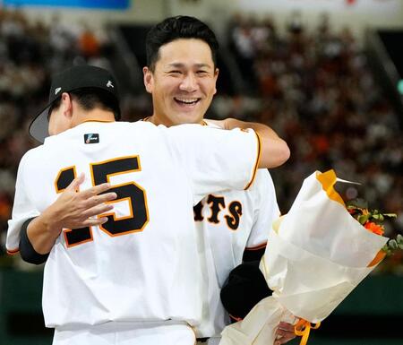 　日米通算２００勝達成を記念するセレモニーで大勢（左）から花束を受け取る田中将
