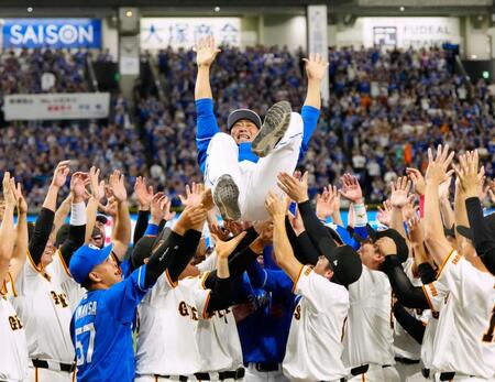 　両チームの選手に胴上げされる中田