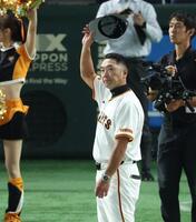 　声援に応える阿部監督（撮影・金田祐二）