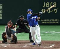 　３回、２ランを放つ細川（撮影・金田祐二）