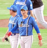 　スタンドのファンにあいさつに向かう新庄監督