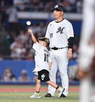 　始球式を務める美馬（後方）の長男・リタくん（撮影・開出牧）