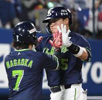 　３回、村上は２１号勝ち越し２ランを放ち、長岡（左）に迎えられる（撮影・佐藤厚）