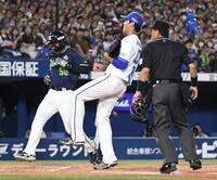 　７回、打者・内山の時、藤浪（右）が暴投し、三走・北村恵（左）が生還＝９月３０日