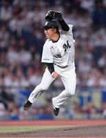 　引退試合の先発マウンドで懸命に投げる美馬＝９月３０日