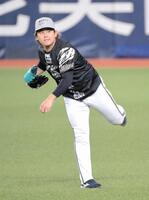 　試合前練習でキャッチボールする宮城（撮影・金居みつよし）