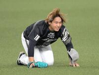 　キャッチボールで悪送球し土下座する宮城（撮影・金居みつよし）