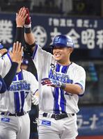 　１回、筒香は中越えに２０号２ランを放ち、笑顔でベンチに戻る（撮影・佐藤厚）