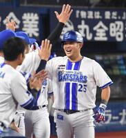 　１回、筒香（右）は中越えに２０号２ランを放ち、笑顔でベンチに戻る（撮影・佐藤厚）