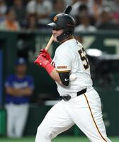 　１回、死球を受けるリチャード（撮影・金田祐二）