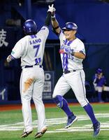 　１回、２ランを放ち佐野（左）に迎えられる筒香