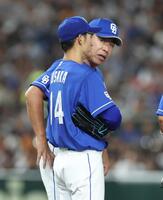 　４回、降板を伝え草加と話す井上監督（撮影・金田祐二）