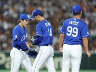 　４回、降板する草加（中央）＝撮影・金田祐二