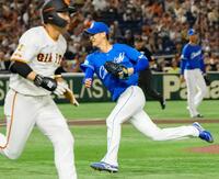 　１回、中山（手前）に先制２点打を許した草加